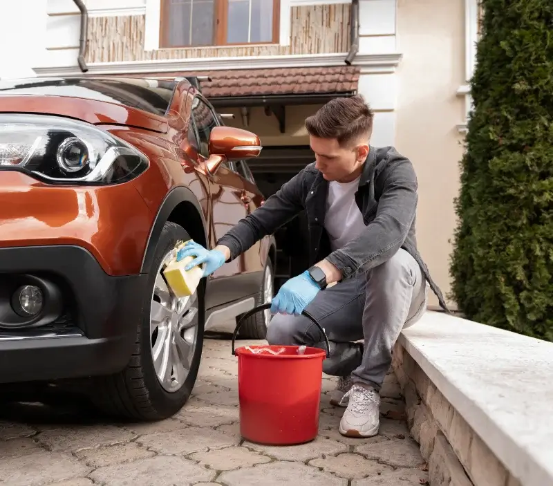 Lavage auto à domicile Velone-Orneto : professionnel intervenant sur un véhicule